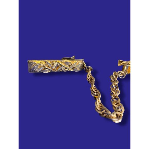 Vintage Goldtone Sweater Clip Bar Clips Vine Design Chain - Picture 2 of 6